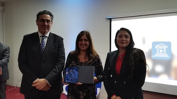 Imagen del artículo: FACDEH premia a egresada destacada y fortalece su vìnculo con sus titulados